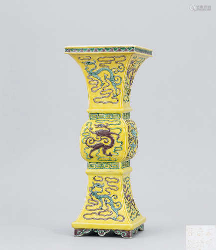 十九世紀 黃地素三彩堆瓷龍紋方觚 