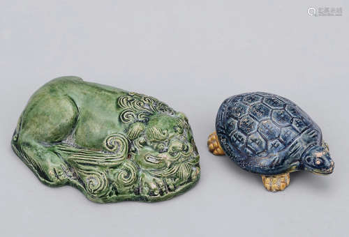 五代 綠釉瑞獅 連藍釉龜