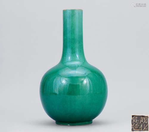 十九世紀 仿哥地綠釉天球瓶 “成化年造”款