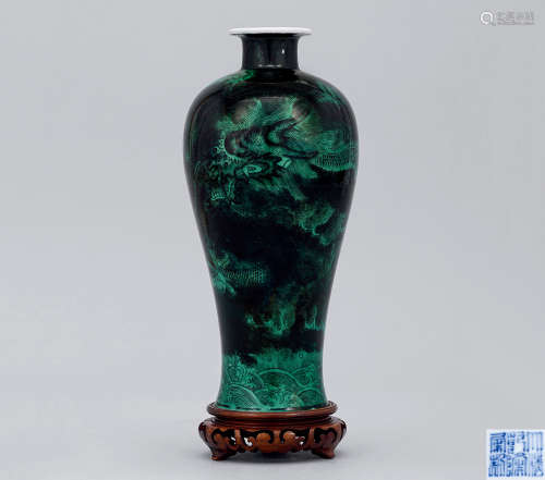 清 墨地海水綠龍紋梅瓶“大清乾隆年製”款