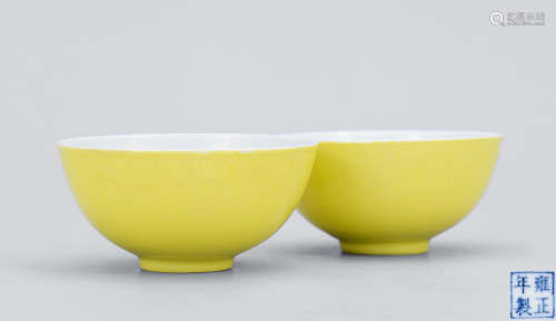 十九世紀 檸檬黃釉內粉彩梅花碗 一對 