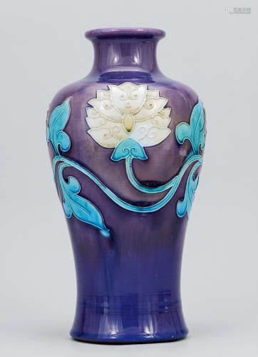 十八世紀 琺華彩寶相花梅瓶 来源：80 年购於洪安號古玩店