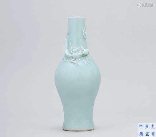 民國 粉青地雕瓷螭龍瓶“大清雍正年製”款