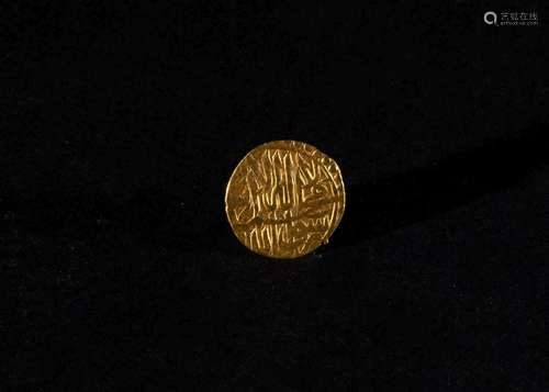 A SAFAVID DYANASTY GOLD COIN WITH INSCRIPTION, CIRCA 16TH/17...