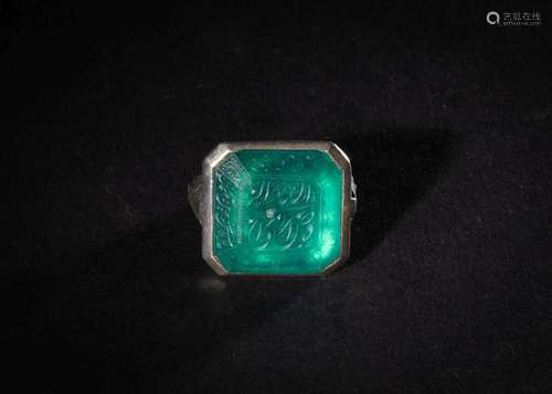 A CARVED ISLAMIC GEM STONE RING ON SILVER, POSSIBLY EMERALD,...