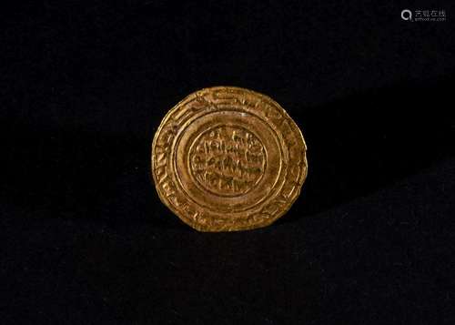 A FATIMID GOLD DINAR (COIN) WITH INSCRIPTION, CIRCA 11TH CEN...