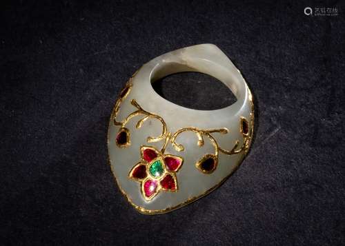 A MUGHAL GEM SET JADE ARCHERS RING, 19TH CENTURY