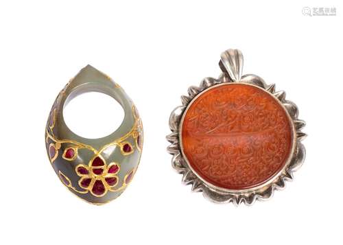 A MUGHAL GEM SET ARCHERS RING & AN ENGRAVED CARNELIAN PE...