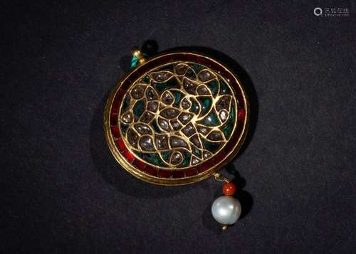 A RARE MUGHAL GEM SET PENDANT ON GOLD WITH A PEARL DROP, 18T...