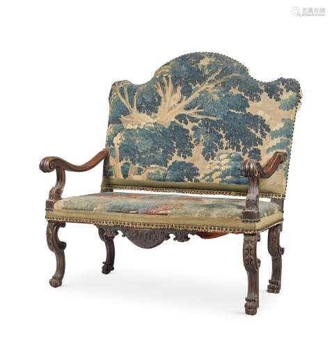 A CONTINENTAL WALNUT AND TAPESTRY UPHOLSTERED SETTEE, LATE 1...