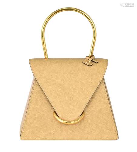 A leather Delvaux triangle handbag, H 17 - 21 - 15 cm