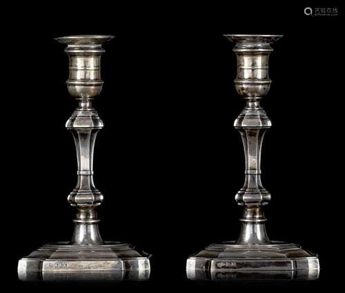 A pair of English silver candlesticks, ca 1205 g, H 19,5 cm