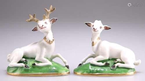 A CHAMBERLAINS WORCESTER WHITE STAG AND HIND, CIRCA 1825