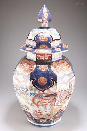 A LARGE JAPANESE IMARI VASE AND COVER