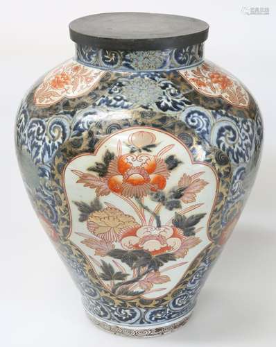 A LARGE JAPANESE IMARI VASE