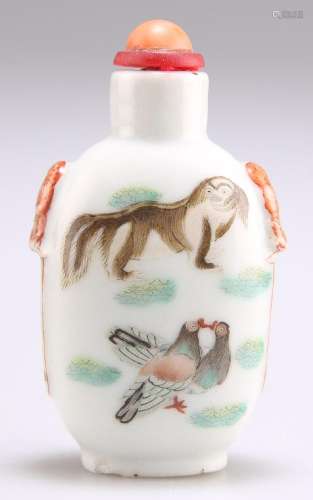 A CHINESE PORCELAIN SNUFF BOTTLE