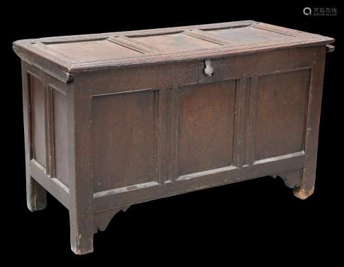 A LATE 17TH CENTURY OAK COFFER