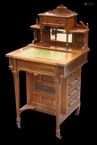 A LATE VICTORIAN WALNUT LADY'S WRITING DESK