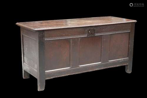 A LATE 17TH CENTURY OAK COFFER