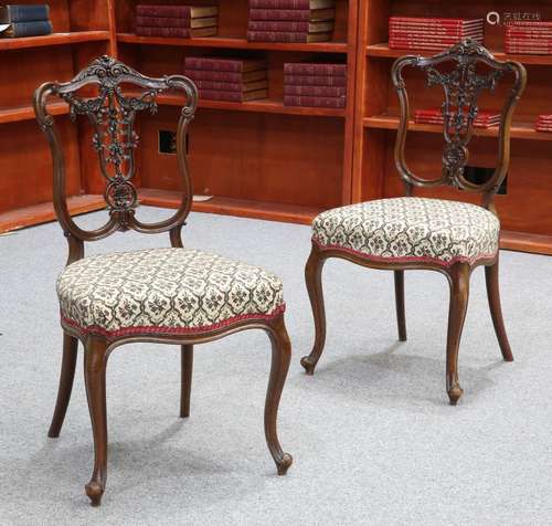 A PAIR OF LATE VICTORIAN WALNUT PARLOUR CHAIRS