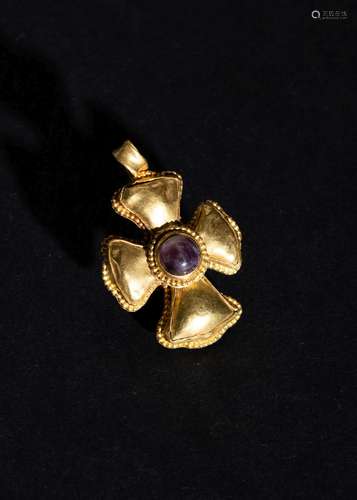 A GOLD BYZANTINE CROSS WITH AN AMETHYST CENTRE STONE, CIRCA ...