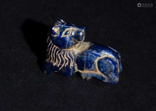 A GREEK OR ROMAN LAPIS LAZULI RECLINED LION AMULET, CIRCA 5T...