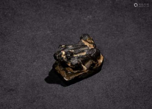 AN EGYPTIAN BLACK GRANITE AMULET OF A FROG, THIRD INTERMEDIA...