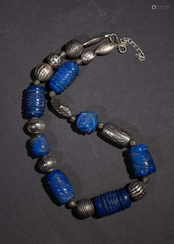 A CARVED LAPIS LAZULI & SILVER TRIBAL NECKLACE