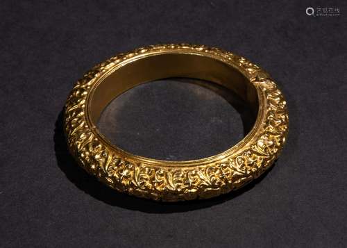 A GOLD MOTIF BANGLE