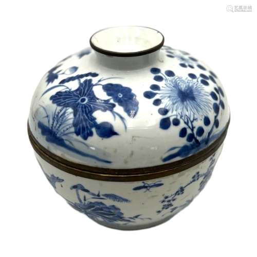 A blue and white bowl and cover, Qianlong period, H 20 cm - ...