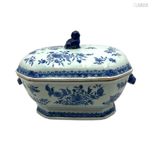 A blue and white floral decorated tureen, Qianlong period, H...