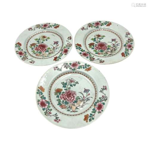 Three famille rose  Peony  dishes, Qianlong period, Ø 23 cm