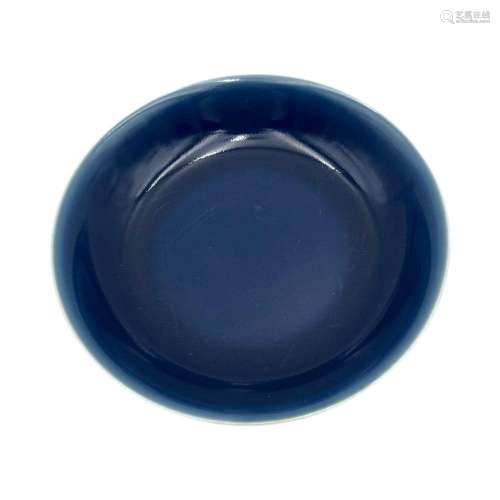 A Chinese monochrome blue glazed dish, Qianlong mark, ø 19 -...