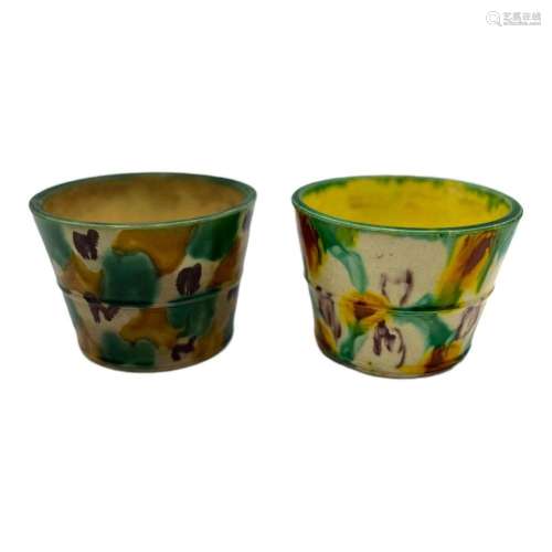 Two Chinese egg-and-spinach glazed planters, H 8,6 cm - ø 12...