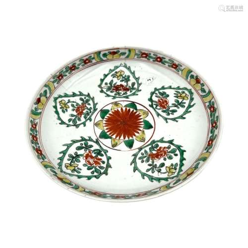 A famille verte or wucai plate, decorated with petal-shaped ...