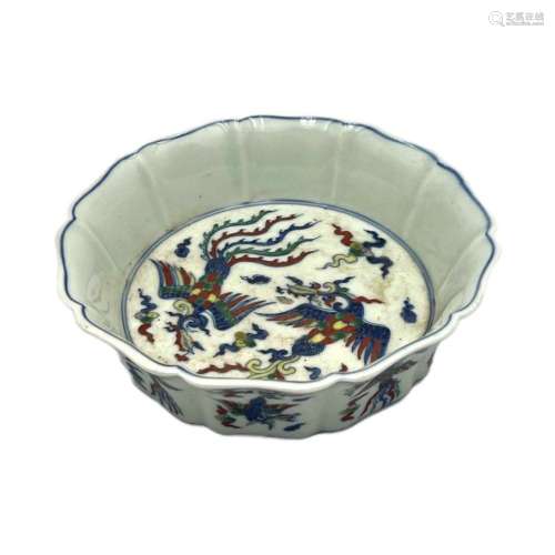A Chinese flower-shaped wucai bowl, with a Xuande mark, ø 18...