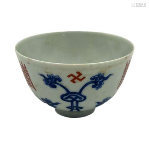 A blue and white and iron-red tea cup, decorated with flower...