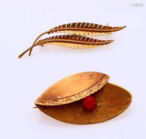 2 gold brooches