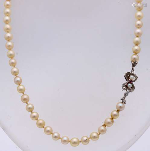 Pearl necklace with white gold lock