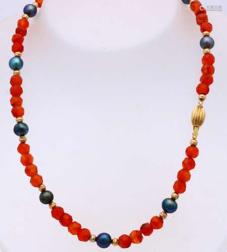 Necklace of agate and black pearl