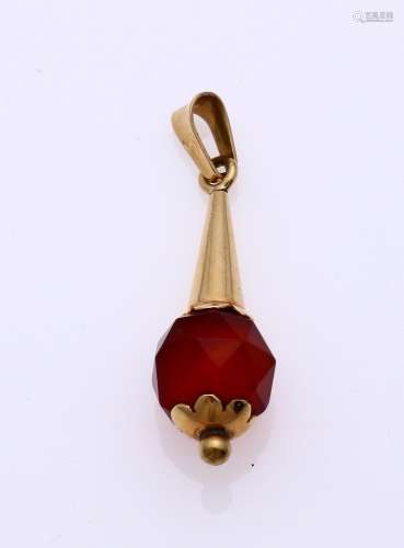 Gold pendant carnelian