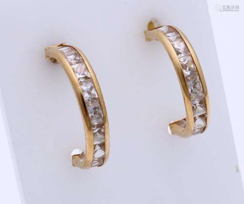 Gold earrings with zirconia