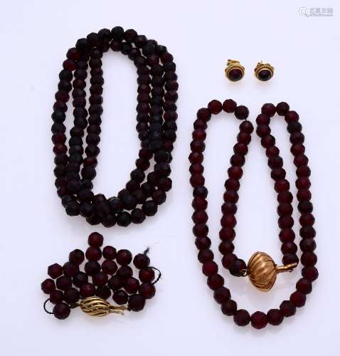 Set of jewelry with garnet and gold