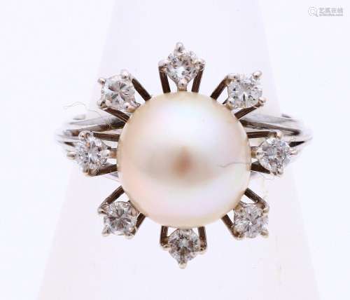 White gold pearl ring with diamond