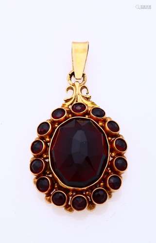 Gold pendant with garnet