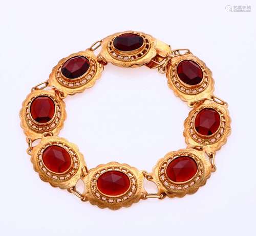 Gold bracelet with garnet