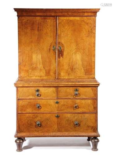 UNE ARMOIRE SUR COFFRE EN NOYER DE STYLE REINE ANNE VERS 171...