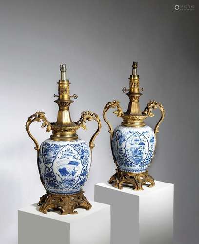 UNE PAIRE DE LAMPES DE TABLE CHINOISES EN PORCELAINE BLEUE E...