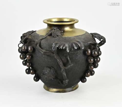 Japanese bronze vase, H 25 x Ø 27 cm.