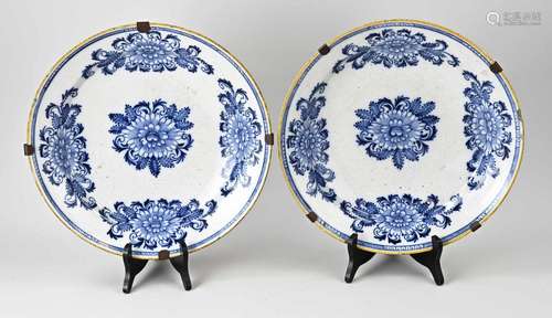 Two 18th century Delft dishes Ø 35 cm.